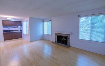 15238 SE 43rd Ct, Unit E-102 in Bellevue, WA - Building Photo - Building Photo