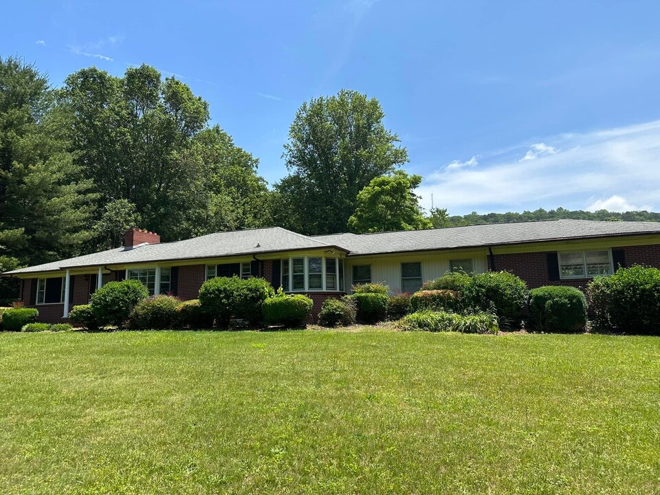 125 New Creed Ln in Mount Airy, NC - Building Photo