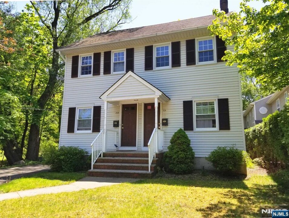 72 Prospect St in Ramsey, NJ - Building Photo