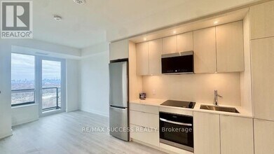 60 Central Park Roadway in Toronto, ON - Building Photo - Building Photo