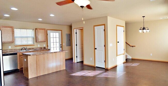 213 S Rolling Woods Way in Fayetteville, AR - Building Photo - Building Photo