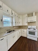 813 Nursery St in Clute, TX - Building Photo - Building Photo