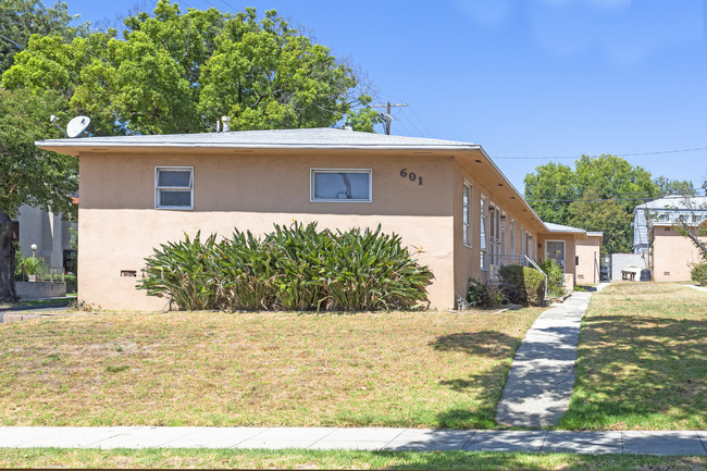 Cedar Gardens in Burbank, CA - Building Photo - Building Photo