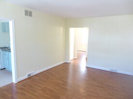 1129 Gleneagle Rd, Unit 2 in Baltimore, MD - Building Photo