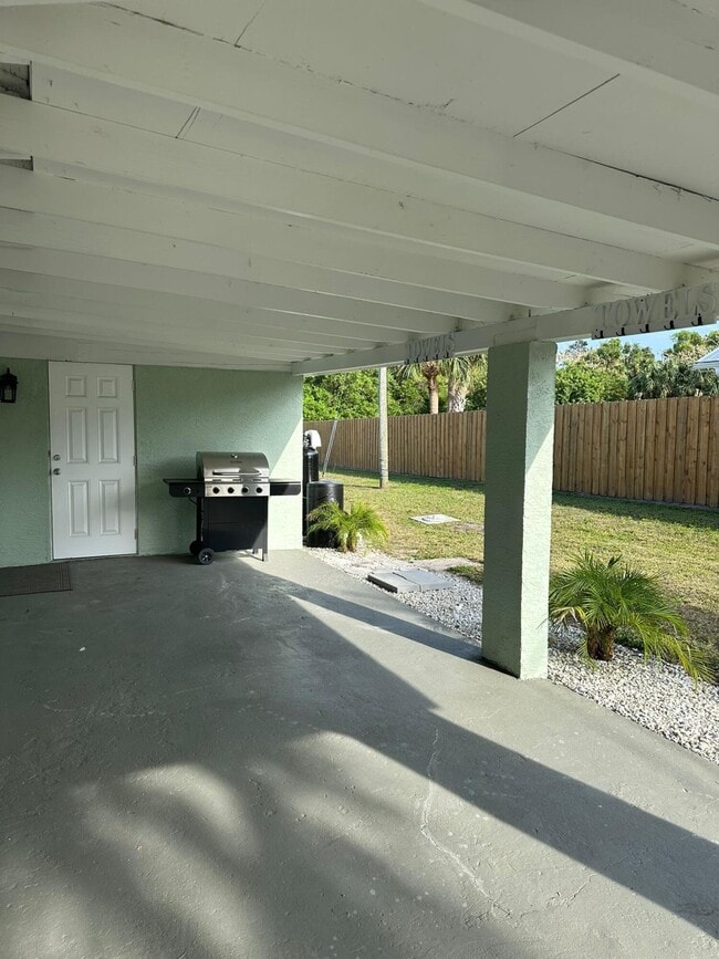4815 NE Savannah Rd in Jensen Beach, FL - Building Photo - Building Photo