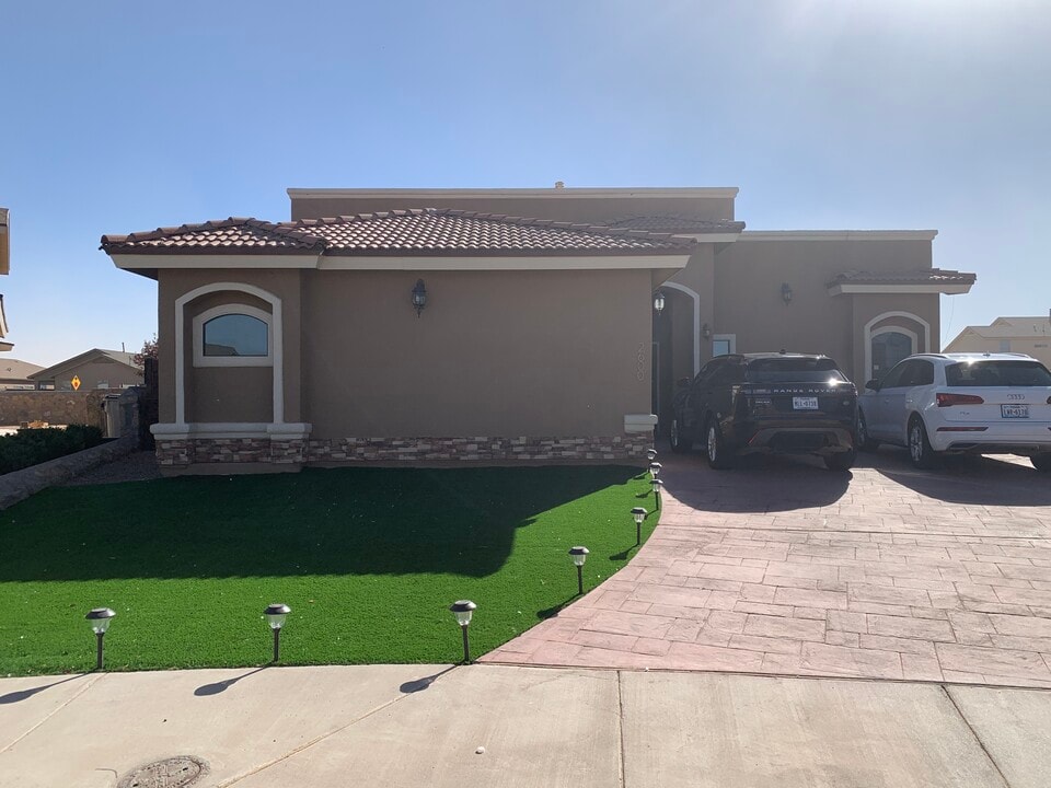 2600 Snowy Rock Pl in El Paso, TX - Building Photo