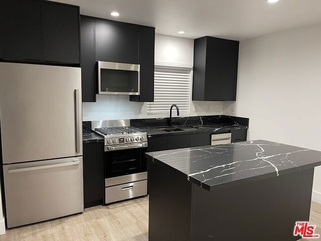 9504 Gothic Ave in Los Angeles, CA - Foto de edificio - Building Photo