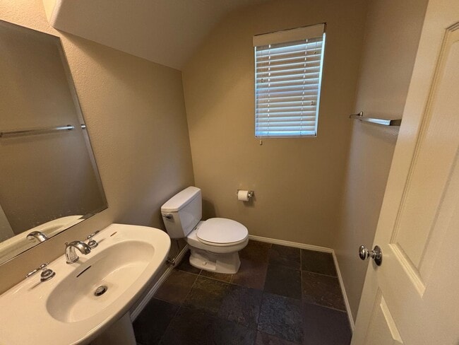24452 Montevista Cir in Santa Clarita, CA - Building Photo - Building Photo