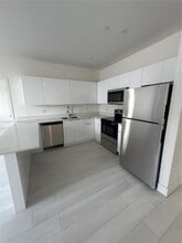 1091 E 17th St, Unit 202 in Hialeah, FL - Building Photo - Building Photo