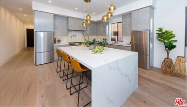 1637 S Sherbourne Dr in Los Angeles, CA - Building Photo - Building Photo