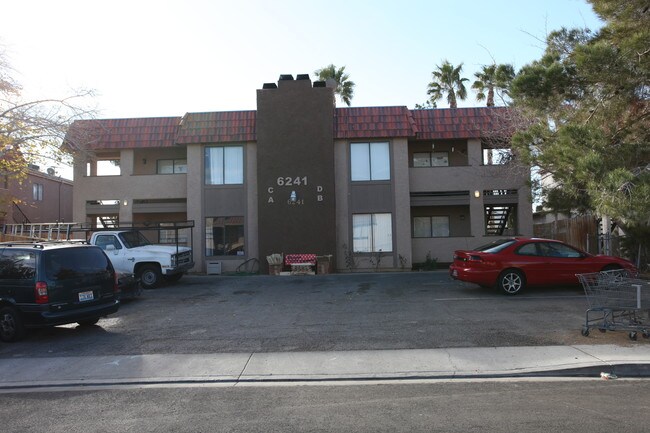 6241 Bellota Dr in Las Vegas, NV - Foto de edificio - Building Photo