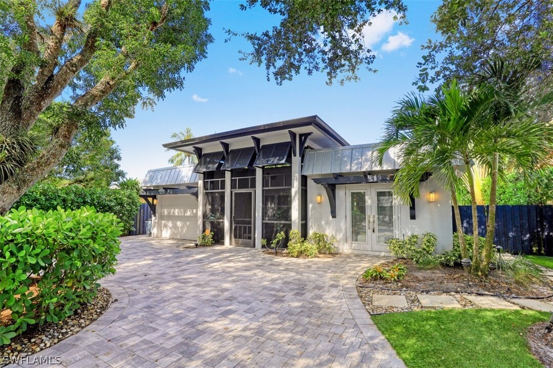 1199 9th Ave N in Naples, FL - Building Photo