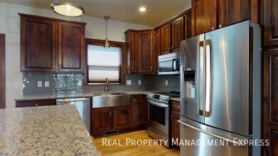 Beautiful 4 Bed 3.5 Bath House with 3-stall attached garage and fenced backyard on West side in Sioux Falls, SD - Building Photo - Building Photo