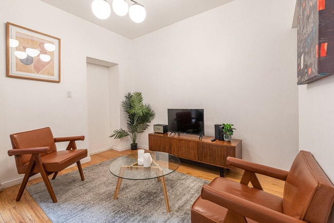 136 E 57th St in New York, NY - Building Photo - Building Photo