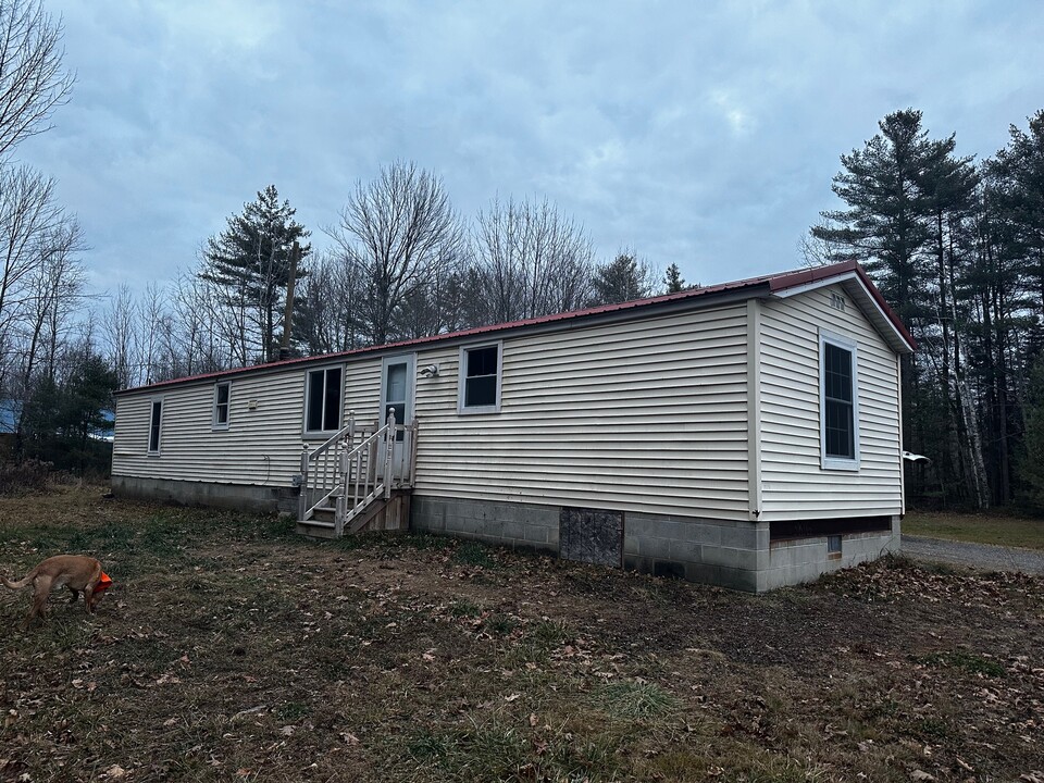 154 Simpson Rd in Buxton, ME - Foto de edificio