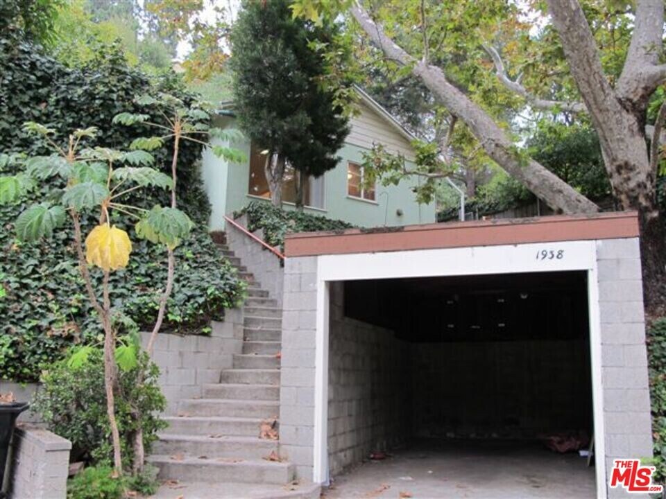 1938 N Beverly Glen Blvd in Los Angeles, CA - Building Photo