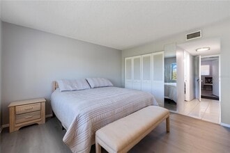 1540 Glen Oaks Dr E, Unit B326 in Sarasota, FL - Building Photo - Building Photo