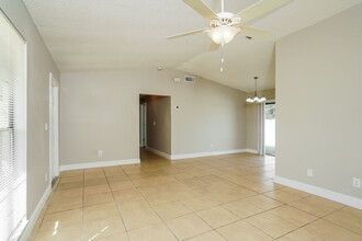 1085 Ridgeway Dr in North Fort Myers, FL - Building Photo - Building Photo