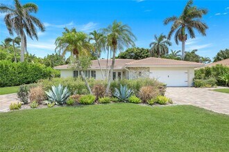 725 Old Trail Dr in Naples, FL - Building Photo - Building Photo
