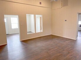 12115 Segrest Dr in Houston, TX - Building Photo