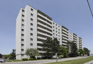 370 Steeles Ave in Brampton, ON - Building Photo - Building Photo