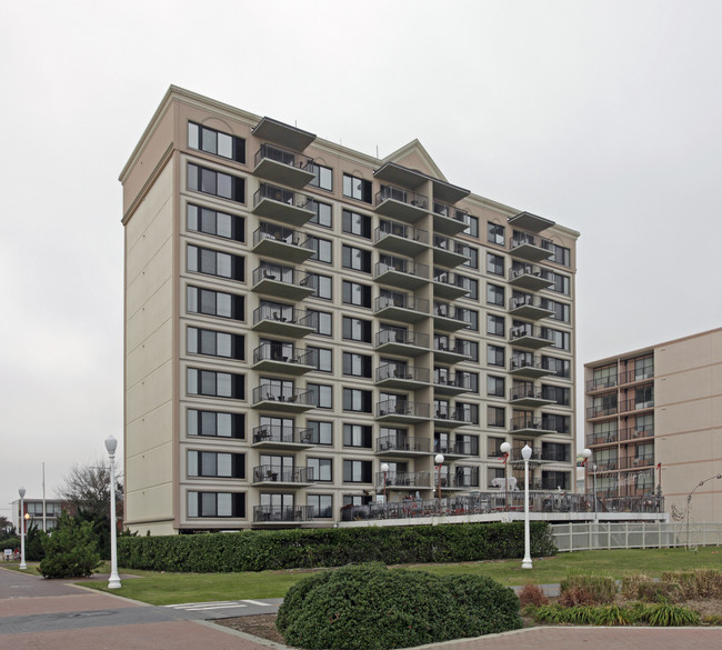 Colony Condominiums in Virginia Beach, VA - Building Photo - Building Photo