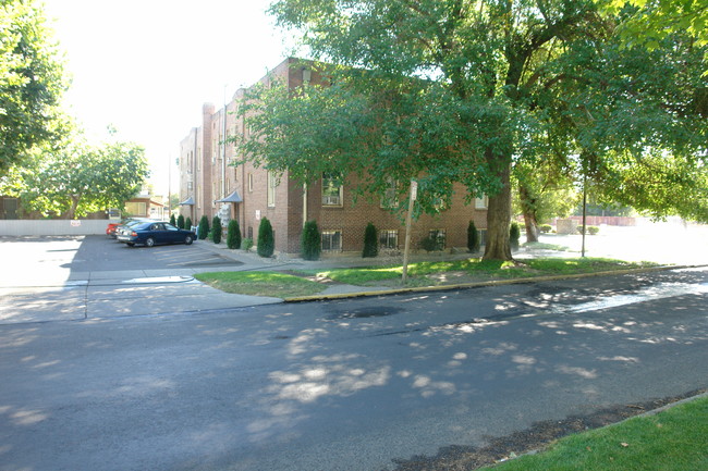 Maddux Manor in Yakima, WA - Building Photo - Building Photo