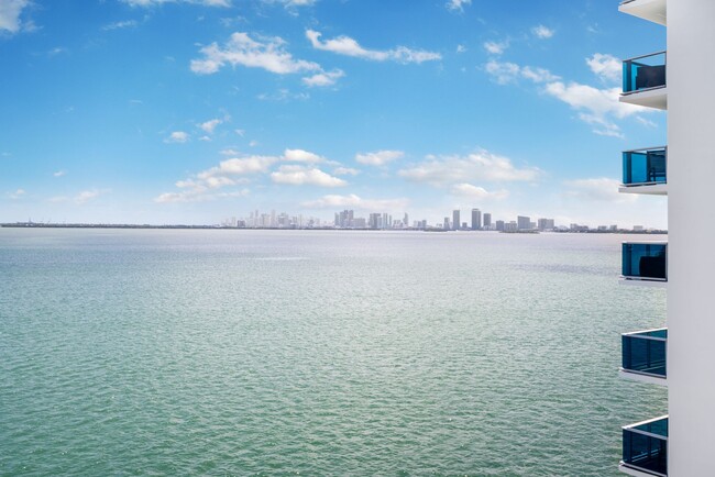 Wake Biscayne Bay in North Bay Village, FL - Foto de edificio - Building Photo