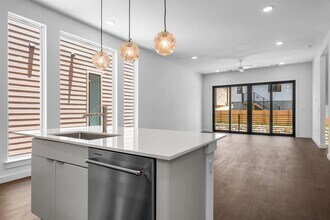 6821 Wolfcreek Pass in Austin, TX - Building Photo - Building Photo