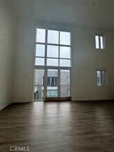 5750 Hollywood Blvd, Unit 733 in Los Angeles, CA - Building Photo - Building Photo