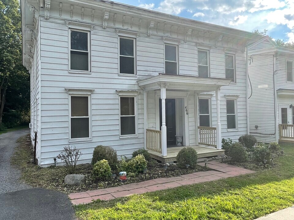 466 NY-146, Unit 1B in Altamont, NY - Building Photo