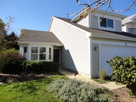 5 Andover Ct in South Elgin, IL - Building Photo