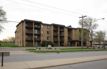 Winston Apartments in Bloomington, MN - Foto de edificio - Building Photo