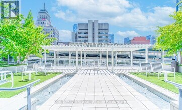 210 Simcoe St in Toronto, ON - Building Photo - Building Photo