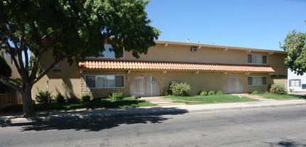 Town Square Apartments in Palmdale, CA - Building Photo - Building Photo