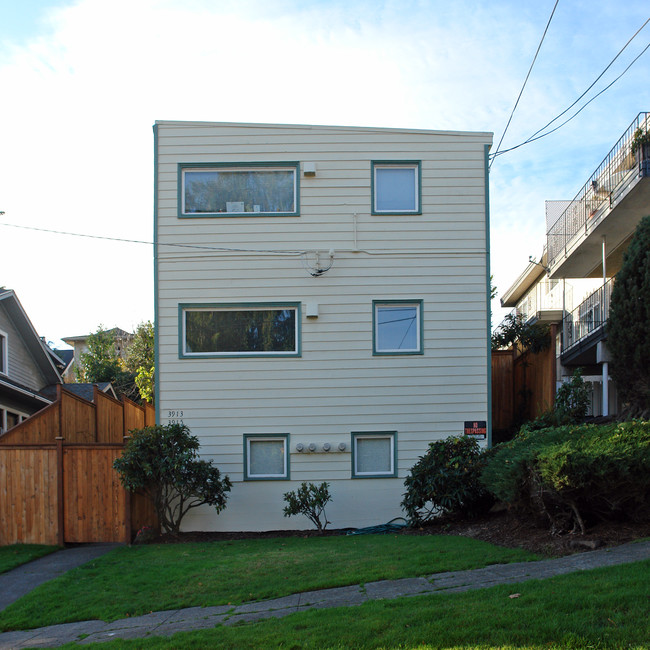 3913 1st Ave NE in Seattle, WA - Building Photo - Building Photo