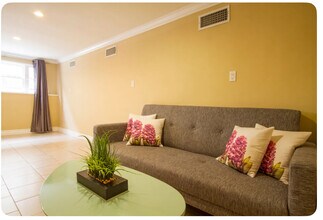 940 Hilldale Ave, Unit 940 Hilldale in West Hollywood, CA - Building Photo - Building Photo