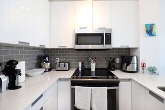 75 Eglinton Ave E in Toronto, ON - Building Photo - Building Photo