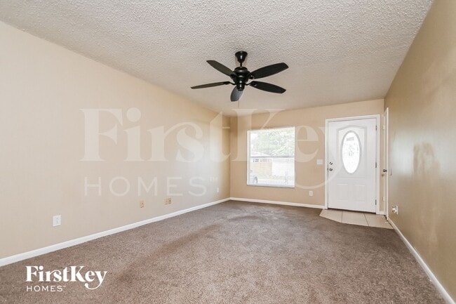 1104 Tiburon Dr in Seffner, FL - Building Photo - Building Photo