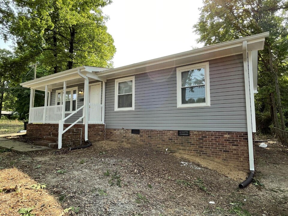 908 S Josephine Boyd St in Greensboro, NC - Building Photo