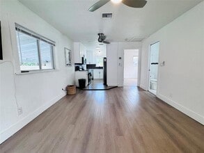 719 NE 38th St in Oakland Park, FL - Building Photo - Building Photo