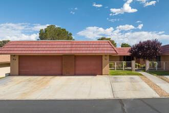 Fairway Court in Helendale, CA - Foto de edificio - Building Photo