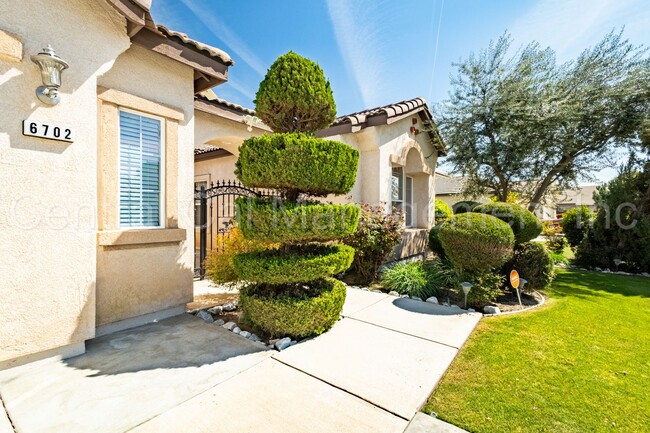 6702 Chinook Falls Dr in Bakersfield, CA - Foto de edificio - Building Photo