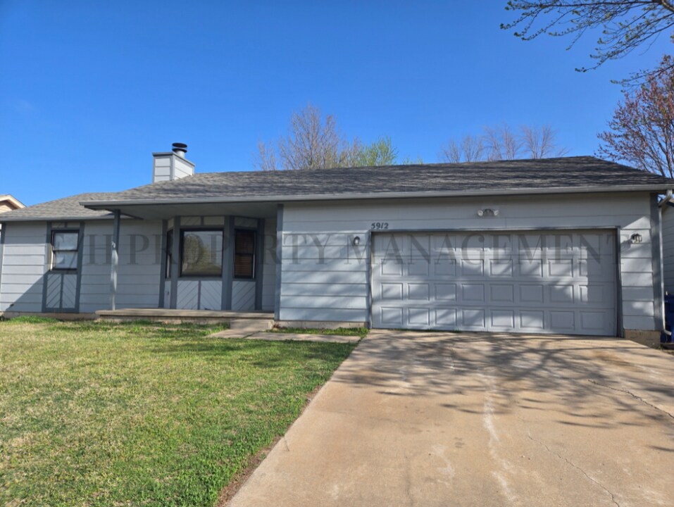 5912 W 40th St S in Wichita, KS - Building Photo