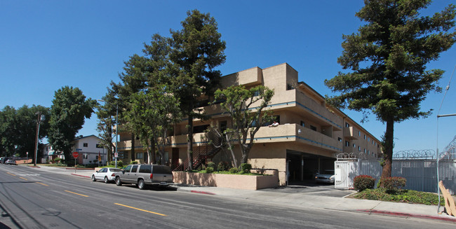 Canyon Crest Apartments in Van Nuys, CA - Foto de edificio - Building Photo