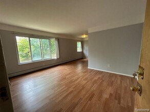 16480 E 9 Mile Rd in Eastpointe, MI - Building Photo - Building Photo