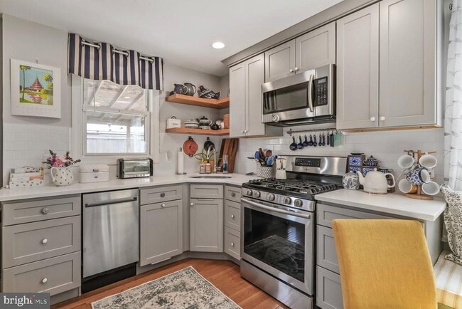 property at 2422 S Oakland St