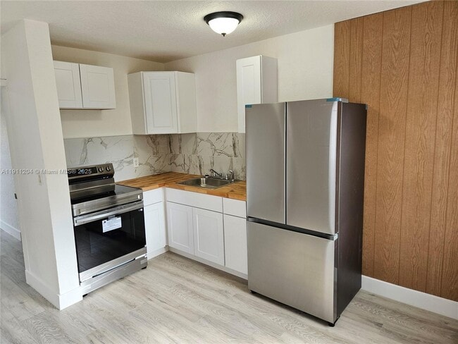 118 NW 8th Ave in Dania Beach, FL - Foto de edificio - Building Photo