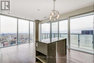101-2101 Peter St in Toronto, ON - Building Photo - Building Photo