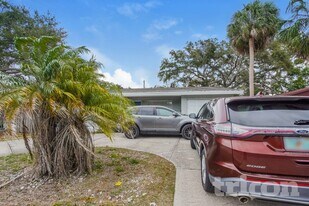 2413 Park St N in St. Petersburg, FL - Building Photo